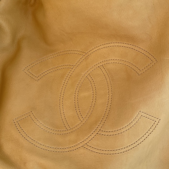 Chanel tote - Picture 3 of 16